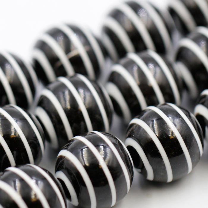 (horn001) 20mm White Striped Horn beads